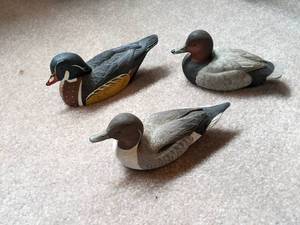 lot 16 image: 3 small ducks...