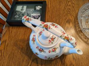 lot 19 image: Vintage Arthur Wood Floral Print Te...