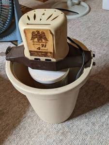 lot 32 image: Model 71 4qt electric ice cream mak...