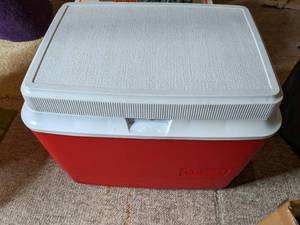 lot 34 image: Rubbermaid cooler...