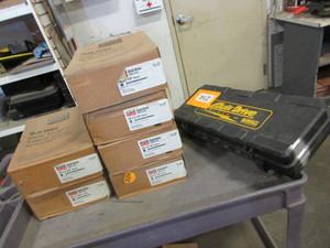 DE WALT AUTO FEED SCREW GUN  WITH SCREWS