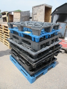 VARIOUS SIZE PLASTIC PALLETS