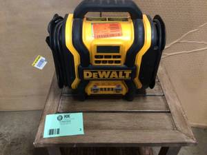 Dewalt DXAEPS14 1600 Peak Battery Amp 12V Automotive Jump Starter Power Station