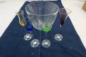decorative glass bowl with 4 aperitif colored glasses