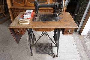 White antique sewing machine