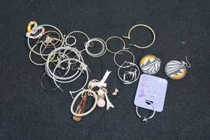 lot 136 image: Assorted Earrings