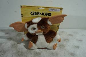 lot 25 image: Gremlins Dancing Gizmo Plush Doll
