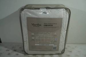 lot 60 image: NEW Martha Stewart White Feather and Down Comforter - FullQueen