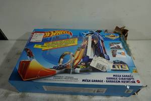 lot 123 image: Hot Wheels City Mega Garage Play Set