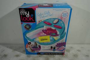 lot 132 image: Cra-Z-Art Salon Style Pedicure Fun 6-in-1 Super Spa