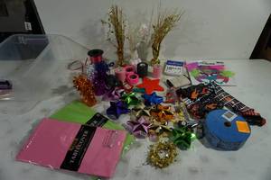 lot 141 image: Assorted Party Dcor and Party Favors