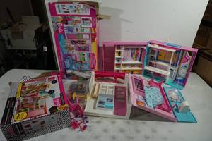 lot 21 image: Barbie Closet with Hangers and Chair, Barbie Bedroom Set