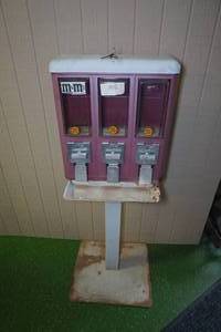 lot 217 image: Quarter Candy Dispenser with Keys