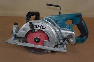 lot 37 image: Makita XSR01 36V Cordless 7-14 Worm Saw - Brushless