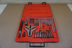 lot 57 image: Snap-On Bolt-Grip Puller Set in Case