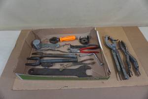 lot 99 image: Assorted Specialty Hand Tools