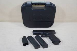 lot 31 image: Glock 22 Generation 3 .40 S&W Semi-Automatic Pistol - 3 Mags