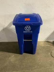 Toter 32 Gal. Blue Rollout Recycling Container with Attached Lid. See Pictures