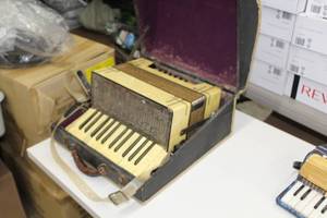 lot 624 image: Accordian