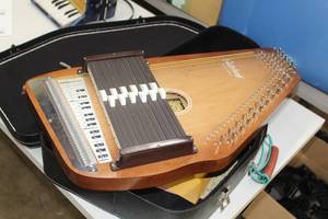 lot 622 image: Oscar Schmidt 12BHR Autoharp with Hard Case