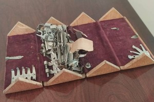 lot 3 image: Old Sewing tool set case with contents
