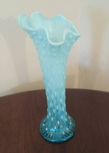 lot 4 image: Vintage glass stretch vase with folded rim