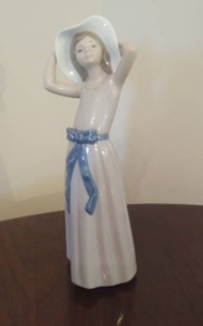 lot 5 image: Lladro figurine