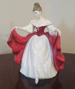 lot 9 image: Royal Doulton Figurine Sara
