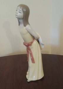 lot 10 image: Lladro figurine