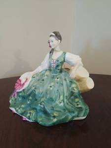lot 13 image: Royal Doulton Figurine Elyse
