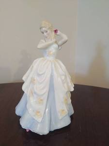 lot 15 image: Royal Doulton Figurine Laura