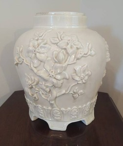 lot 18 image: Large Planter Vase
