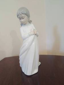 lot 20 image: Nao Figurine