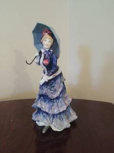 lot 24 image: Royal Doulton Figurine  Lesparapluies