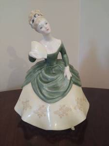 lot 29 image: Royal Doulton Figurine Soiree