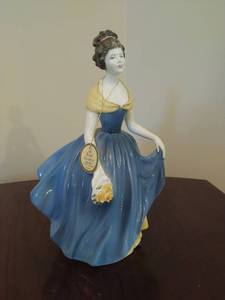 lot 35 image: Royal Doulton Figurine  Melanie