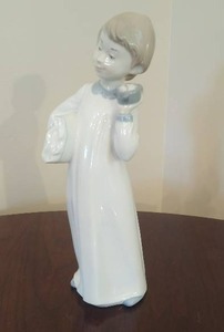 lot 39 image: Nao Figurine