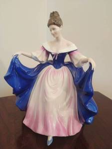 lot 41 image: Royal Doulton Figurine  Sara