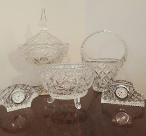 lot 42 image: Collection of crystal items