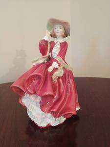lot 43 image: Royal Doulton figurine  Top O The Hill