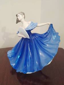 lot 45 image: Royal Doulton figurine  Elaine