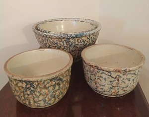 lot 53 image: Four Spongeware Nestingmixing Bowl pieces one Red Wing
