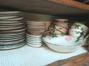 lot 65 image: Set of dishes by Franciscan Dinnerware