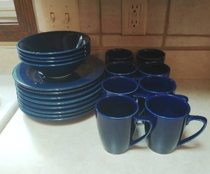 lot 67 image: Set of blue ceramic dishes