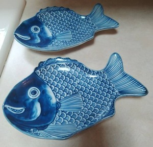 lot 72 image: 2 serving dishes