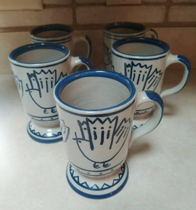 lot 75 image: 5 stoneware mugs