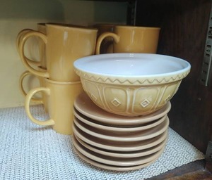 lot 77 image: Set of ceramic dishes, 8 mugs and 7 plates and 1 bowl by Tabletops Gallery