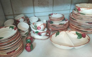 lot 81 image: Set of Franciscan earthenware  dishes  Apple pattern