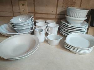 lot 82 image: Set of assorted white ceramic dinnerware