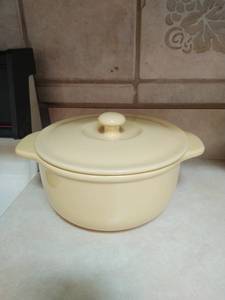 lot 87 image: 2 liter stoneware Chantal crock